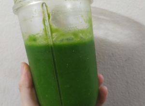 Hình của món Smoothie cải xoăn kale cam chuối.