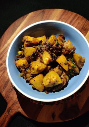 A picture of Spiny gourd potato dry curry.