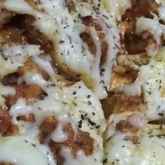 A picture of Chicken tikka pizza.