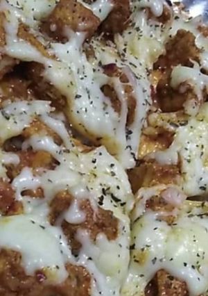 A picture of Chicken tikka pizza.