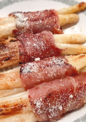 Une photo de Fricassée d'asperges au jambon cru et parmesan