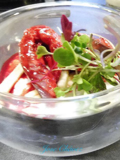 Una foto de Caballa marinada con tunos indios, tomate y yogur natural