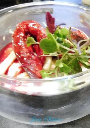 Una foto de Caballa marinada con tunos indios, tomate y yogur natural