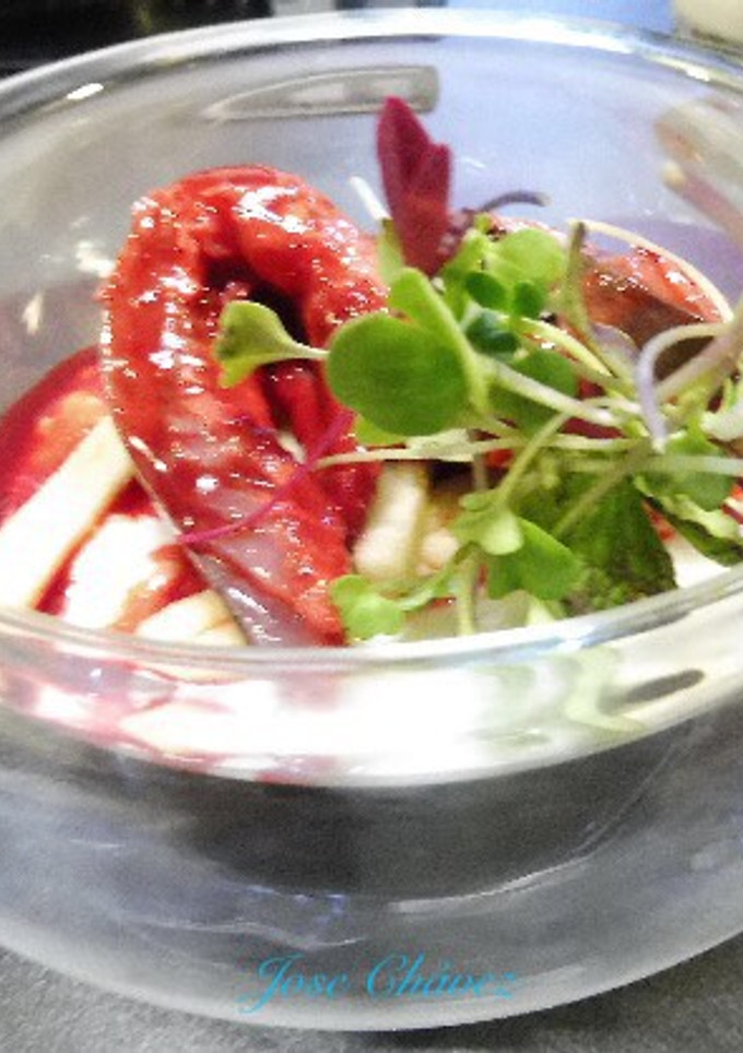 Una foto de Caballa marinada con tunos indios, tomate y yogur natural