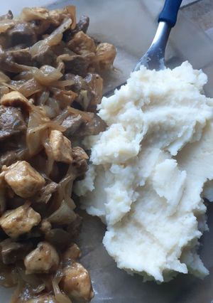 Una foto de Carnes encebolladas con puré