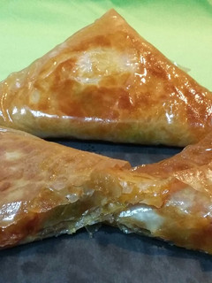 Una foto de Empanadillas de masa filo rellenas de pisto y anchoas