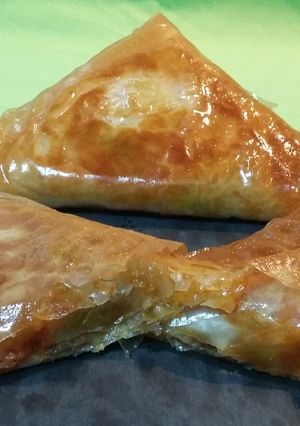 Una foto de Empanadillas de masa filo rellenas de pisto y anchoas
