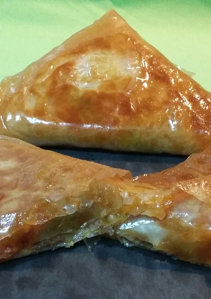 Una foto de Empanadillas de masa filo rellenas de pisto y anchoas