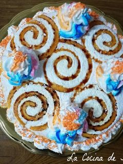 Una foto de Tarta capuchina con yema quemada y merengue
