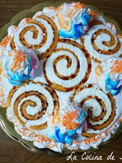 Una foto de Tarta capuchina con yema quemada y merengue