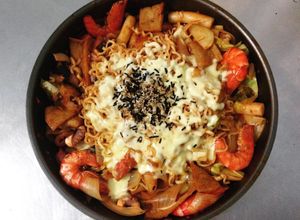 Hình của món Lẩu mì tokbokki hải sản cay.
