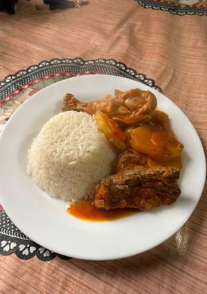 Una foto de Estofado. (Arroz con Pollo y Pulpa)
