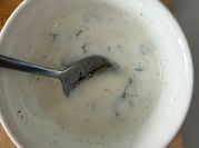 Una foto de salsa de yogur y menta