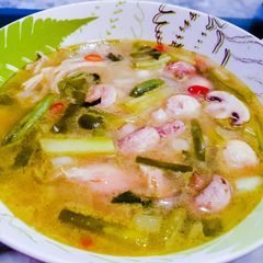 A picture of Thai green soup.