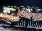 Una foto de costillar de cerdo a la parrilla