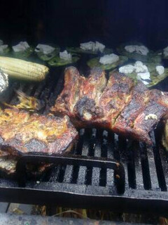 Una foto de Costillar de puerco a la leña