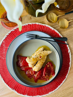 Una foto de Piquillos al ajillo con solomillo de pollo 🧄 🌶️ 🐣