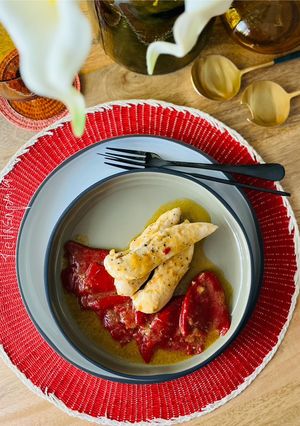 Una foto de Piquillos al ajillo con solomillo de pollo 🧄 🌶️ 🐣