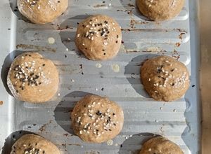 Una foto de Bollos integrales rellenos de queso crema