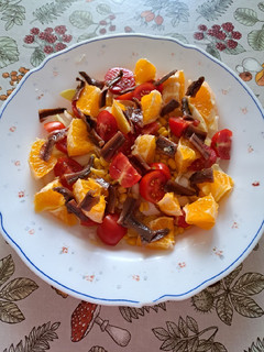 Una foto de Ensalada de endibias con naranja y anchoas