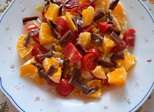Una foto de Ensalada de endibias con naranja y anchoas