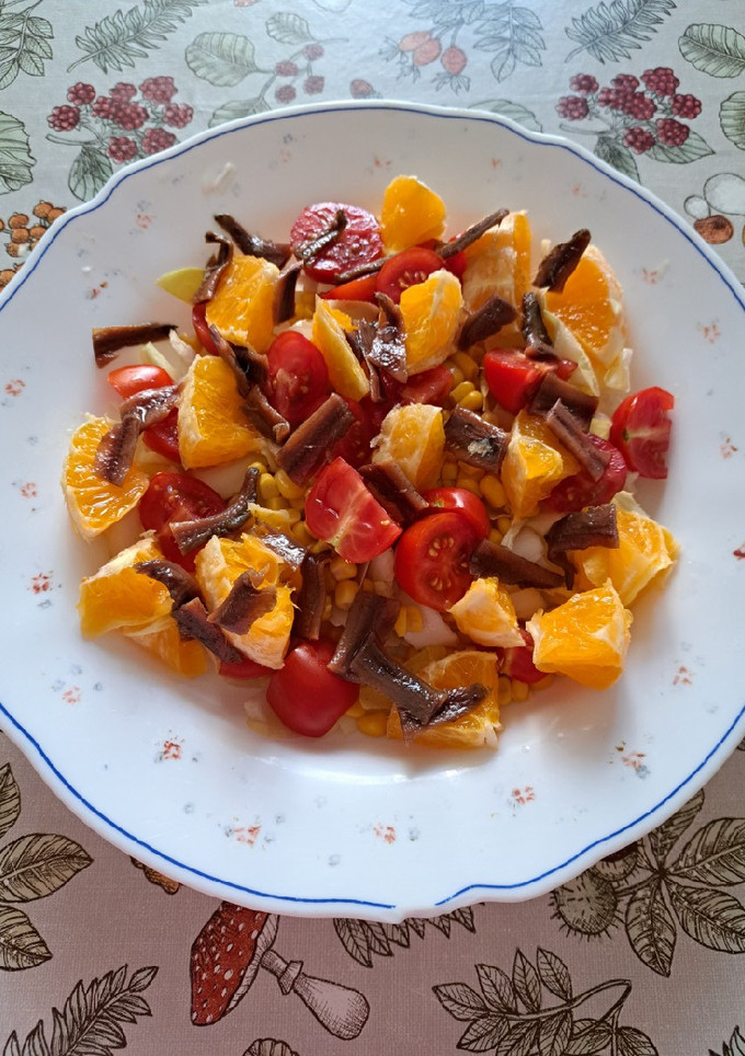 Una foto de Ensalada de endibias con naranja y anchoas