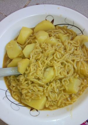 A picture of Indomie with Irish potatoes.