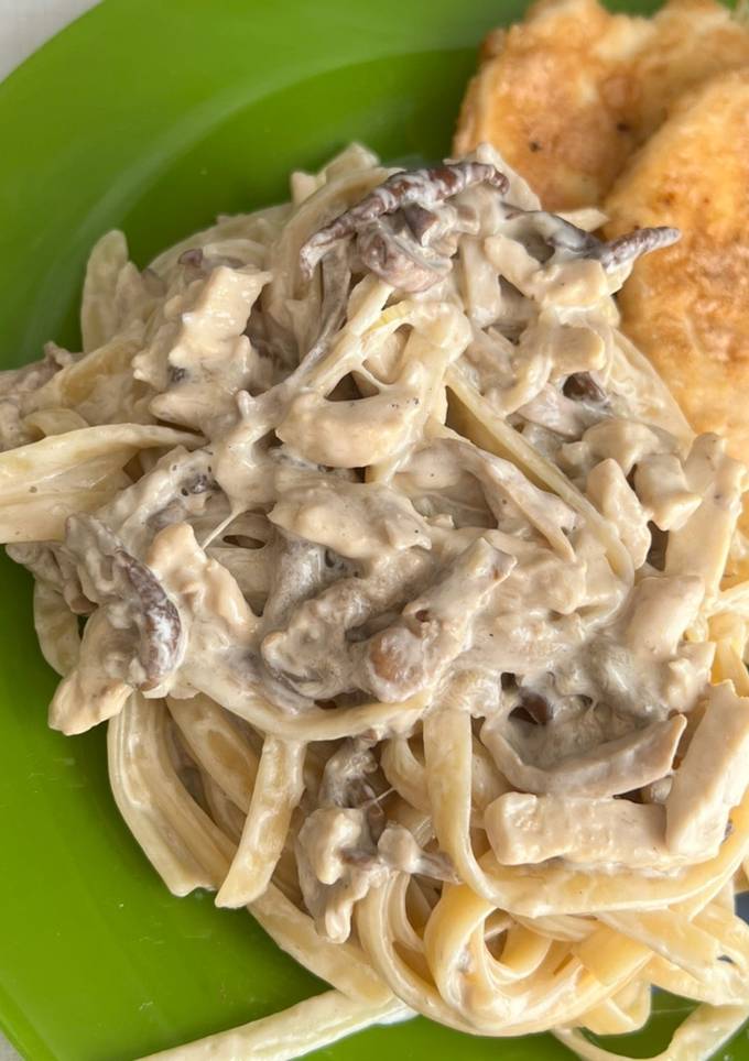 Паста з вершковим соусом, грибами та куркою