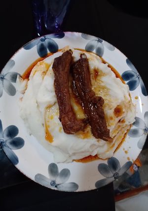 Una foto de Puré con costillar