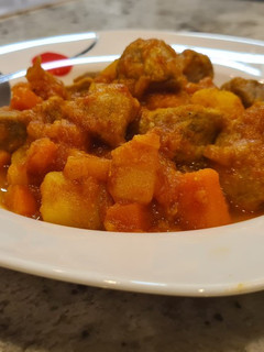 Una foto de Magro de cerdo al curry con boniato y patata