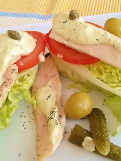 Una foto de Cogollos de lechuga con ventresca de atún y salsa tártara
