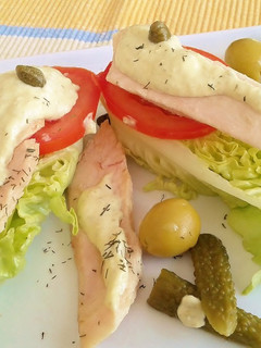 Una foto de Cogollos de lechuga con ventresca de atún y salsa tártara