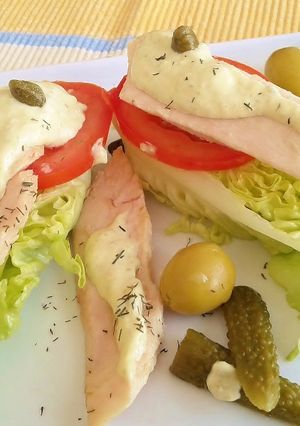 Una foto de Cogollos de lechuga con ventresca de atún y salsa tártara