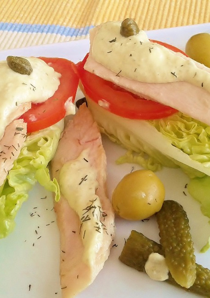 Una foto de Cogollos de lechuga con ventresca de atún y salsa tártara