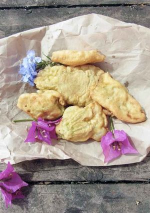 Foto di Fiori di zucca ripieni fritti