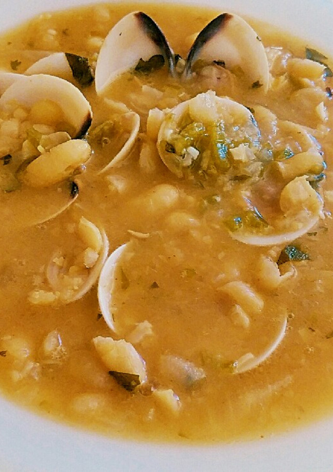 Una foto de Alubias blancas con almejas