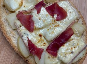 Une photo de Bruschetta montagnarde aux restes de raclette