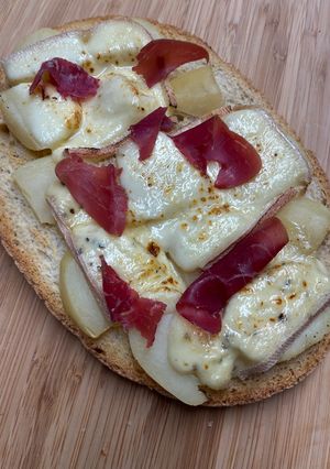 Une photo de Bruschetta montagnarde aux restes de raclette