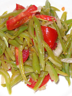 Una foto de Ensalada de porotos verdes con tomates pomarola