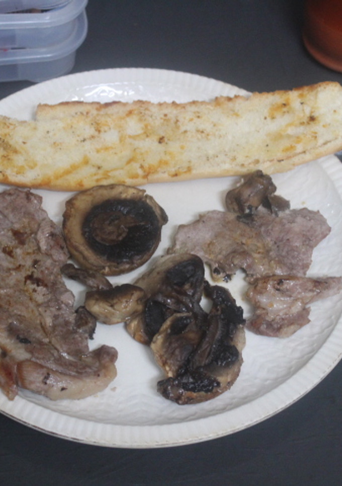 Una foto de Filete de cerdo con champiñones al grill doble