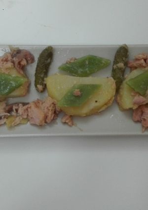 Una foto de Ensalada niçoise o nizarda