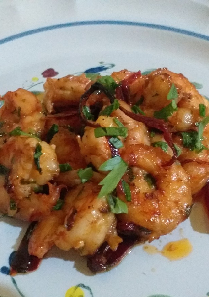 Una foto de Camarones al ajillo