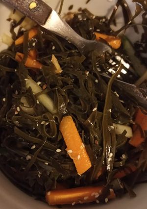 Una foto de Ensalada de algas kombu (vegan)