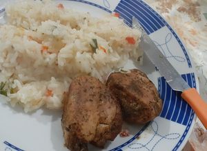 Una foto de Solomillo jugoso al horno con arroz frito