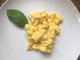Huevo revuelto con queso parmesano