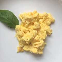 Una foto de Huevo revuelto con queso parmesano