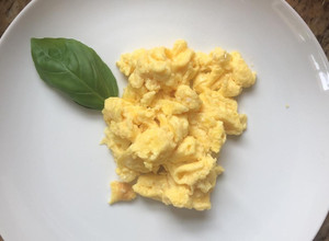 Una foto de Huevo revuelto con queso parmesano