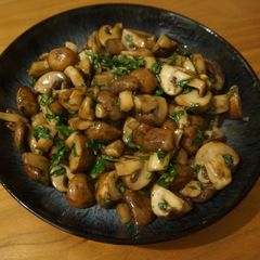 A picture of Mushrooms in oyster sauce.