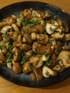 A picture of Mushrooms in oyster sauce.