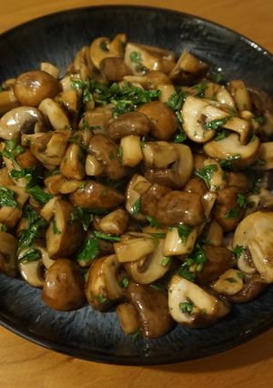 A picture of Mushrooms in oyster sauce.